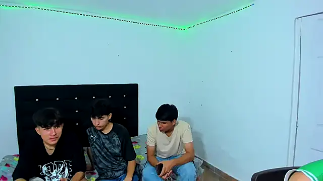 Snapshot of Alexander_and_Xiao chatting on February 2025 10:06:02 PM Alexander and Xiao online show from February 2025 10:06:02 PM
