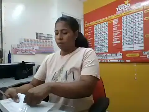 Snapshot of Ivon-09 chatting on February 2025 07:05:02 PM Ivon-09 online show from February 2025 07:05:02 PM