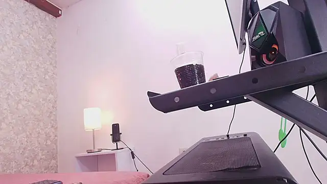 nicol f online show from January 2025 07:17:01 PM