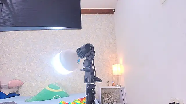 nicol f online show from October 2025 07:15:01 PM