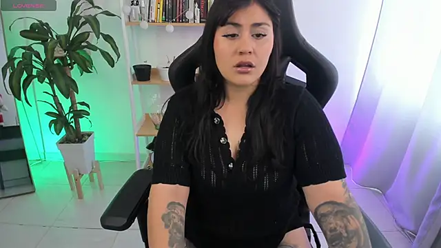 Snapshot of GretaX-X chatting on November 2025 05:12:02 PM GretaX-X online show from November 2025 05:12:02 PM