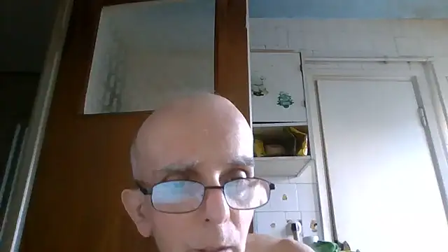 Snapshot of mariusica1@xh chatting on June 2026 04:44:01 PM mariusica1xh online show from June 2026 04:44:01 PM