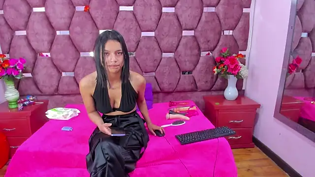 Snapshot of SaraLoveee_ chatting on December 2024 10:01:02 AM SaraLoveee online show from December 2024 10:01:02 AM