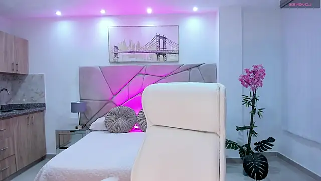 naomii campbell  online show from October 2025 06:20:01 PM