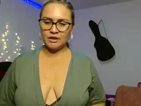 Snapshot of helenca43 chatting on February 2025 07:13:02 AM helenca43 online show from February 2025 07:13:02 AM