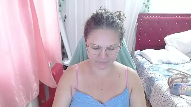 Snapshot of helenca43 chatting on September 2025 11:02:01 AM helenca43 online show from September 2025 11:02:01 AM