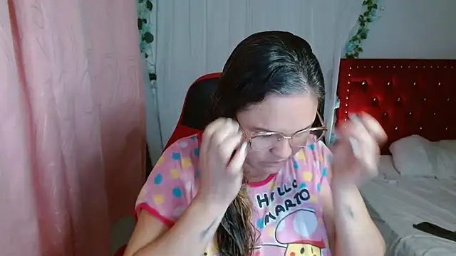 Snapshot of helenca43 chatting on November 2025 09:19:01 AM helenca43 online show from November 2025 09:19:01 AM