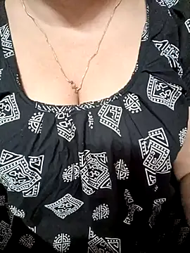 Snapshot of Beautyy38 chatting on February 2025 08:53:02 PM Beautyy38 online show from February 2025 08:53:02 PM