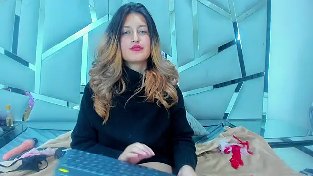 GiaRoussel online show from December 2024 06:27:02 PM