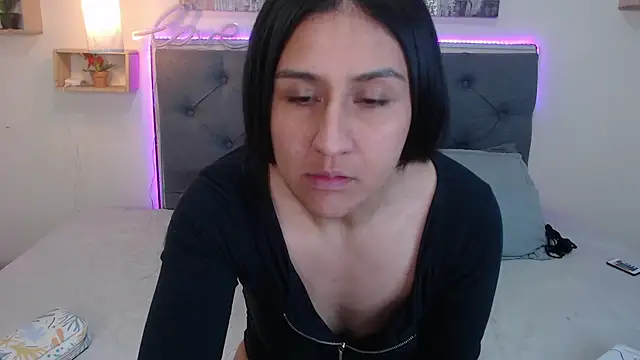 mia aira online show from October 2025 05:03:02 PM