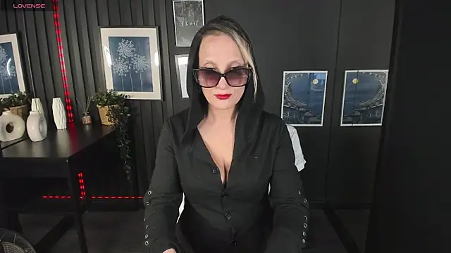 Queen Anna  online show from January 2025 07:49:02 PM