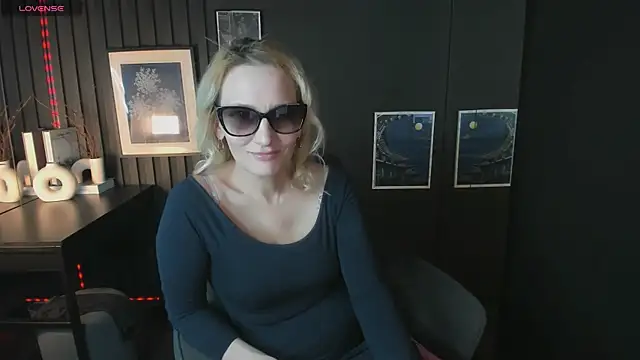 Snapshot of Queen_Anna_ chatting on July 2026 05:37:02 AM Queen Anna online show from July 2026 05:37:02 AM