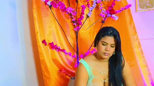 Snapshot of almendraevans chatting on September 2025 01:05:01 PM almendraevans online show from September 2025 01:05:01 PM