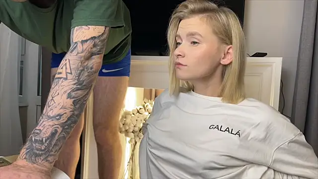 Adelovenick online show from November 2025 01:23:01 PM