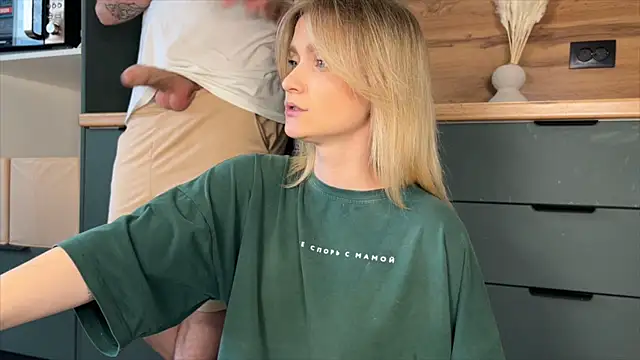 Adelovenick online show from April 2026 10:13:01 AM