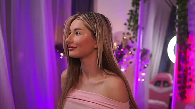 Snapshot of AvaShayy chatting on February 2025 02:42:02 AM AvaShayy online show from February 2025 02:42:02 AM