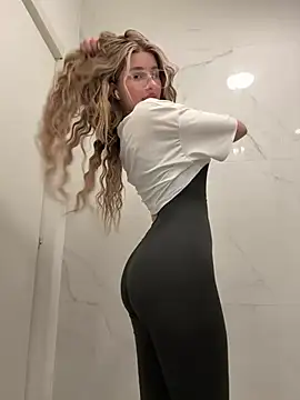 Snapshot of AvaShayy chatting on March 2025 08:08:01 AM AvaShayy online show from March 2025 08:08:01 AM