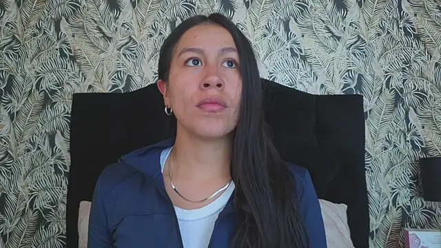 EmiGomez  online show from December 2025 01:18:01 PM