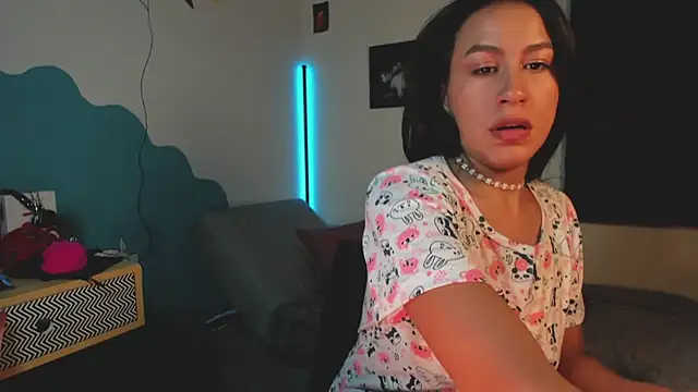 EmiGomez  online show from February 2026 01:37:02 AM