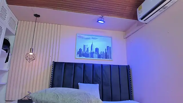 Snapshot of viiolett_lee chatting on April 2026 08:26:01 PM viiolett lee online show from April 2026 08:26:01 PM
