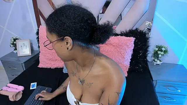 Snapshot of Elith_noa chatting on February 2025 01:27:02 AM Elith noa online show from February 2025 01:27:02 AM