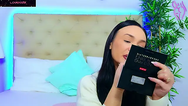 DaliyaArabian online show from November 2025 01:11:01 PM