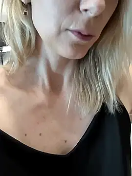 AvelinaLeoni online show from October 2025 08:35:01 AM