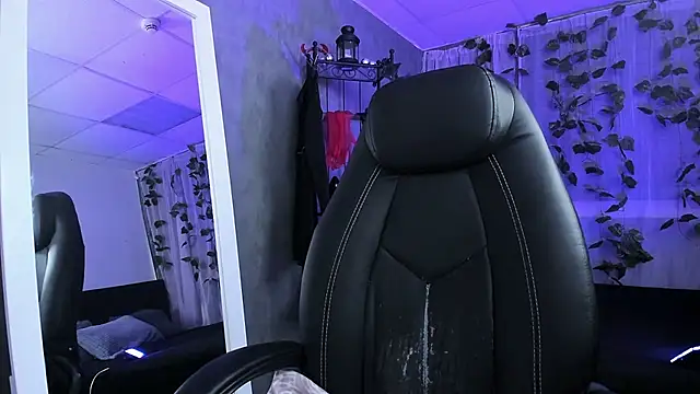 Tina Tayllor online show from October 2025 06:28:01 PM