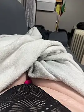 honeyyy24 online show from March 2025 06:26:02 PM