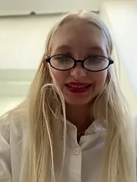 Snapshot of Milkyy_wway chatting on December 2024 11:18:01 AM Milkyy wway online show from December 2024 11:18:01 AM