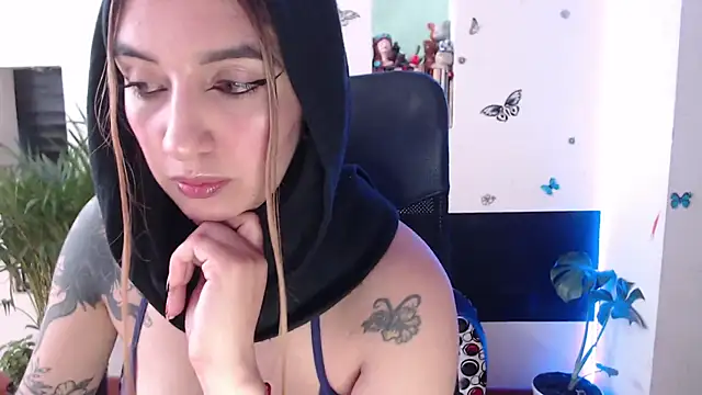 Snapshot of Lia-mitch chatting on November 2025 06:40:02 PM Lia-mitch online show from November 2025 06:40:02 PM