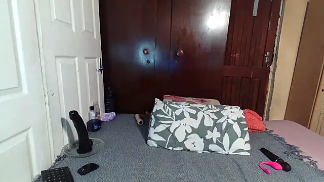 Smoochy  online show from December 2025 04:44:02 AM