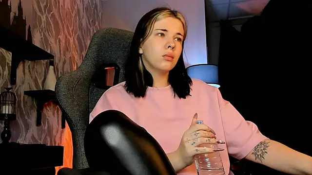 AliceSunday online show from November 2025 02:00:01 AM