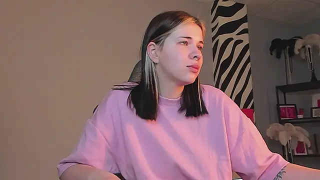 AliceSunday online show from December 2025 02:05:02 AM