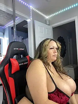 Snapshot of curvyfunlover chatting on March 2026 12:08:01 PM curvyfunlover online show from March 2026 12:08:01 PM