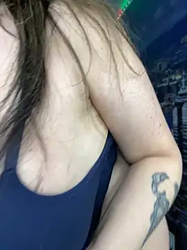 Snapshot of curvyfunlover chatting on April 2026 12:24:02 AM curvyfunlover online show from April 2026 12:24:02 AM