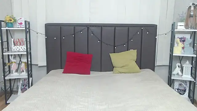 Snapshot of LauraHlot chatting on September 2025 05:44:02 AM LauraHlot online show from September 2025 05:44:02 AM