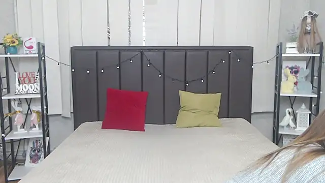 Snapshot of LauraHlot chatting on October 2025 05:58:02 PM LauraHlot online show from October 2025 05:58:02 PM