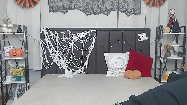 Snapshot of LauraHlot chatting on October 2025 05:33:02 PM LauraHlot online show from October 2025 05:33:02 PM