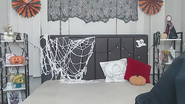 Snapshot of LauraHlot chatting on October 2025 06:10:02 PM LauraHlot online show from October 2025 06:10:02 PM