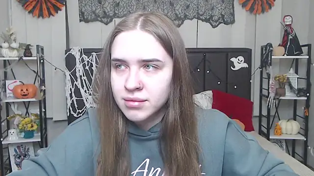 Snapshot of LauraHlot chatting on October 2025 06:42:01 PM LauraHlot online show from October 2025 06:42:01 PM