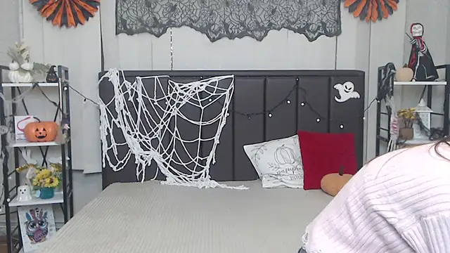 Snapshot of LauraHlot chatting on November 2025 06:48:01 AM LauraHlot online show from November 2025 06:48:01 AM