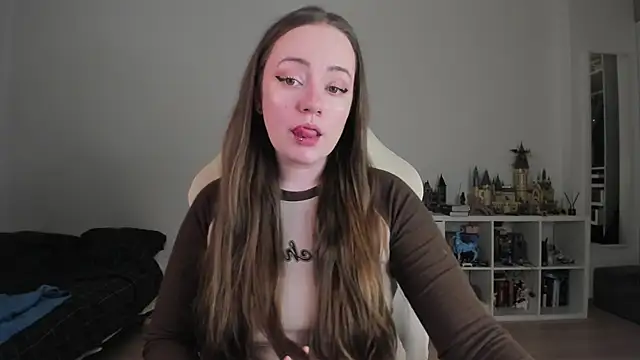 WalkingGirl online show from February 2026 11:32:01 PM