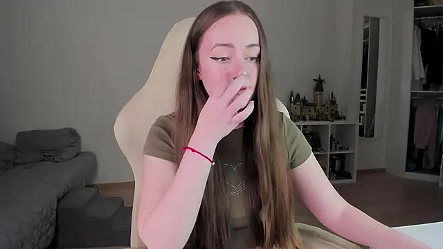 WalkingGirl online show from April 2026 06:08:02 PM