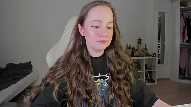 WalkingGirl online show from April 2026 11:07:01 PM