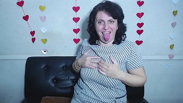 Snapshot of LuciaMii chatting on February 2025 09:40:01 PM LuciaMii online show from February 2025 09:40:01 PM