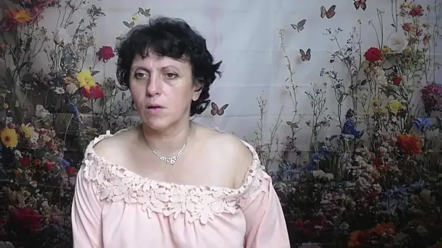 Snapshot of LuciaMii chatting on September 2025 05:13:01 PM LuciaMii online show from September 2025 05:13:01 PM