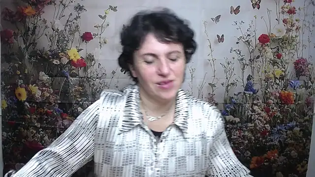 Snapshot of LuciaMii chatting on September 2025 05:09:02 AM LuciaMii online show from September 2025 05:09:02 AM