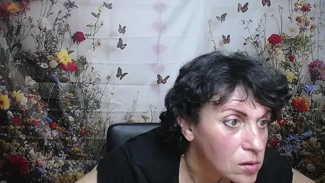 Snapshot of LuciaMii chatting on September 2025 05:16:02 PM LuciaMii online show from September 2025 05:16:02 PM