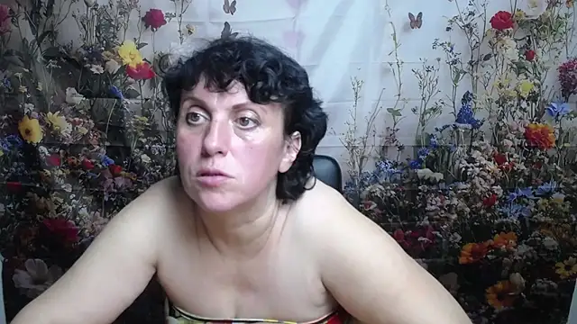 Snapshot of LuciaMii chatting on October 2025 04:59:02 PM LuciaMii online show from October 2025 04:59:02 PM